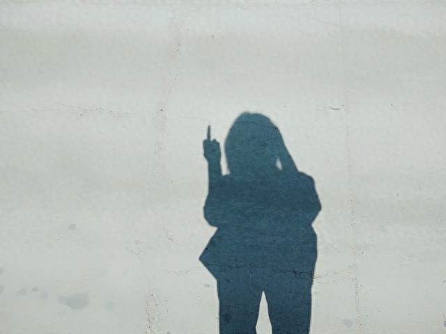 对付不尊重你的人，沉默是蠢，翻脸是输，真正的绝杀：照这7条做(图1)