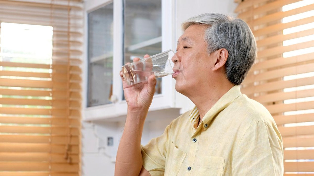 多喝水就能降尿酸？医生：最有效的不是喝水，建议做好这3个点！(图2)