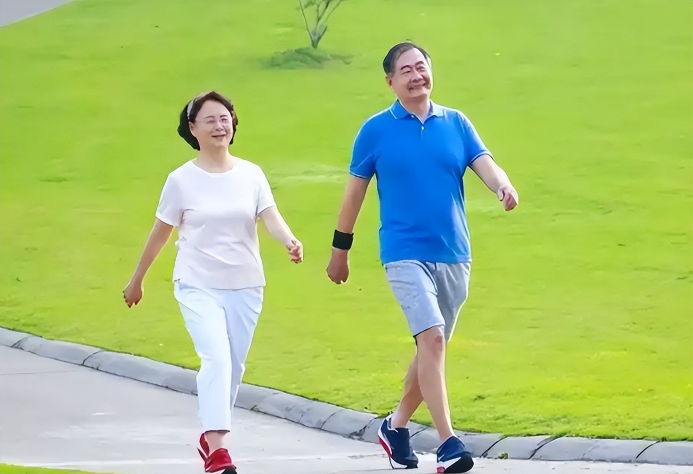 尿酸升高不是吃肉吃海鲜吃出来的，真正要避免的是这2种食物！(图7)