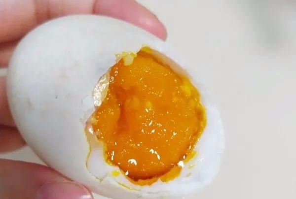 腌咸蛋的传统做法，不用裹泥不用盐水，28天流油起沙(图2)