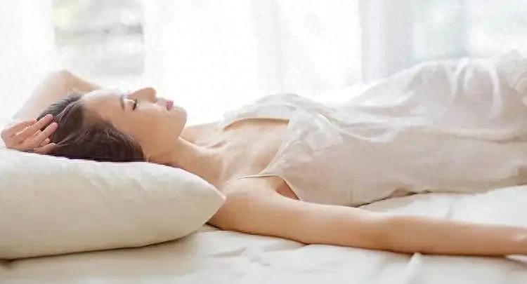 睡醒总腰酸？平躺腰下垫个枕头，上班族、孕妈都能睡舒服(图1)