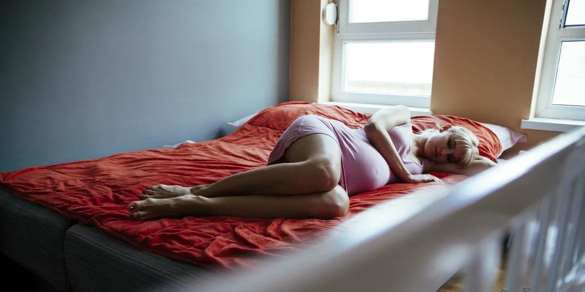 睡醒总腰酸？平躺腰下垫个枕头，上班族、孕妈都能睡舒服(图3)