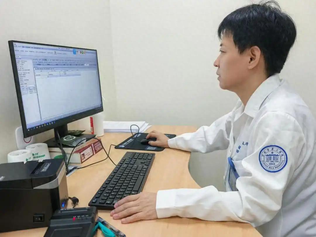 17岁女孩网购廉价点痣膏自行使用，面部严重毁容，医生告诫切勿自行祛痣(图1)