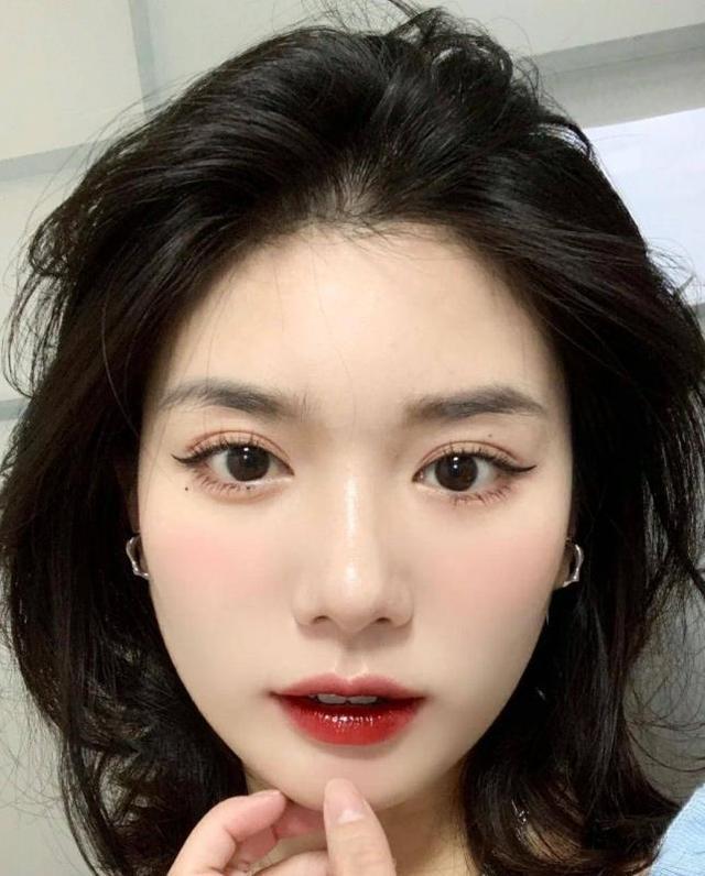 黄皮女生别再乱买口红了！教你3招选出最显白的色号(图3)