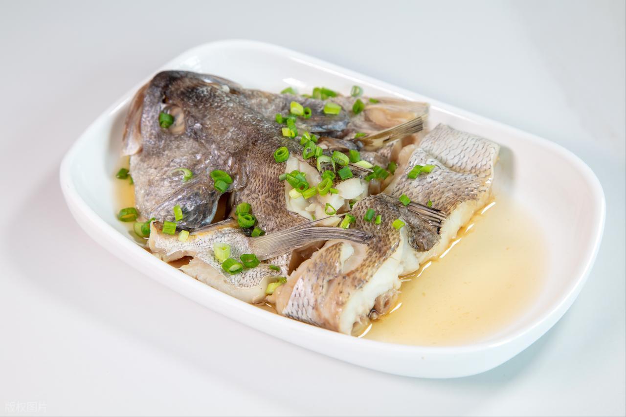 痛风与吃鱼有关？医生劝告：尿酸高的人，平时饮食避免“3细节”(图4)