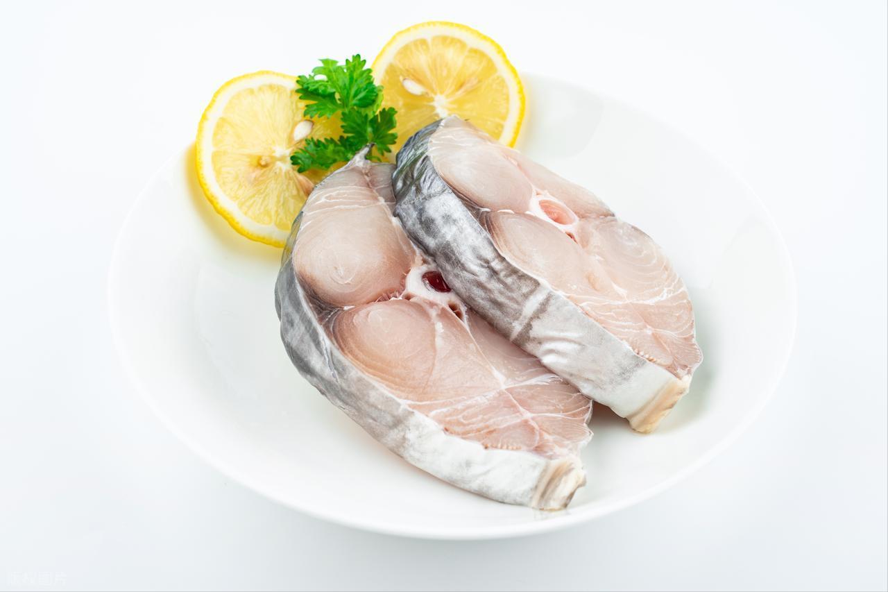 痛风与吃鱼有关？医生劝告：尿酸高的人，平时饮食避免“3细节”(图10)