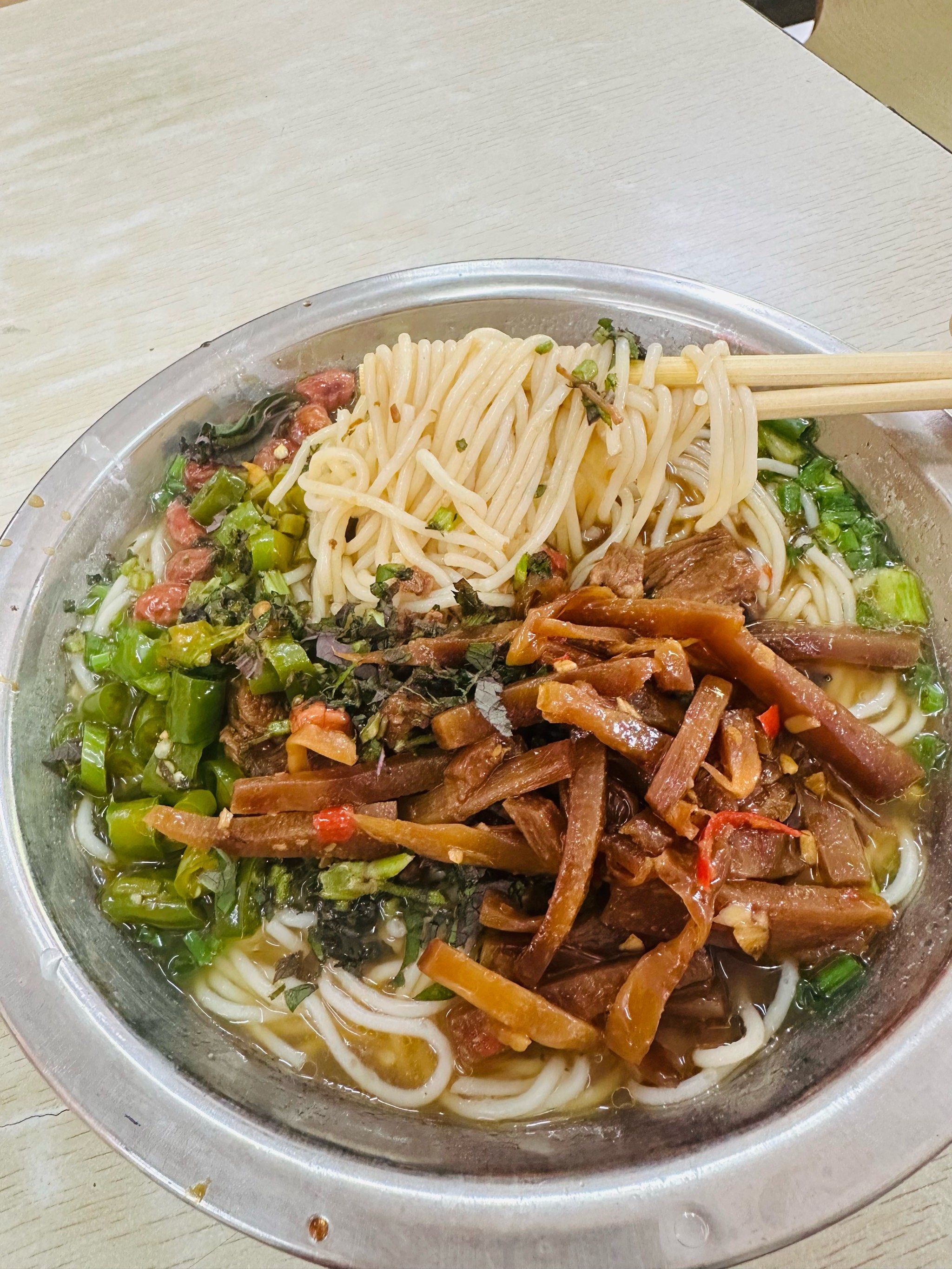 广西首府南宁本地特色小吃：酸辣鲜香，烟火满城(图2)