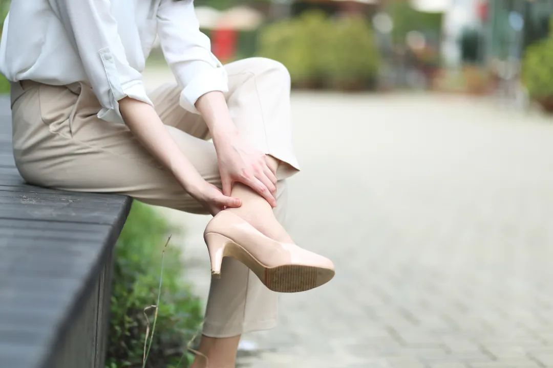 “鞋王”失灵，轻奢转型，高跟鞋为什么被女性们抛弃？(图2)
