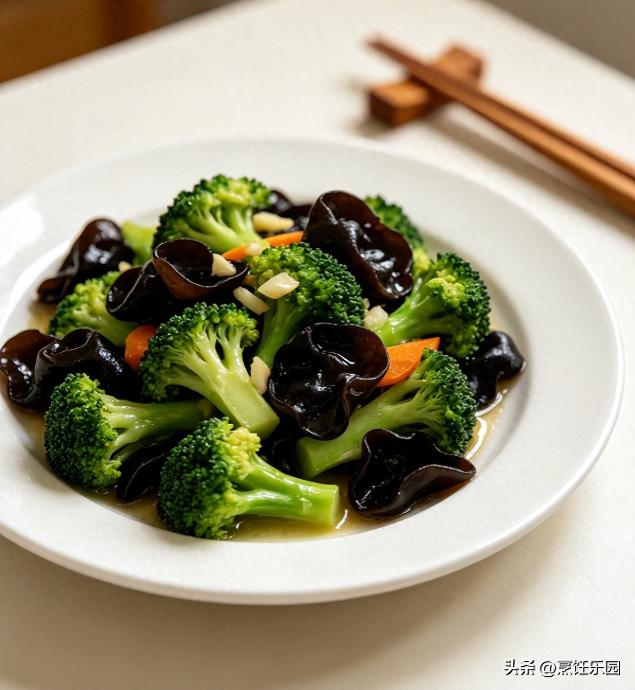 血脂胆固醇偏高别乱补！3 道家常素菜，两三天吃一回，清润少负担(图1)
