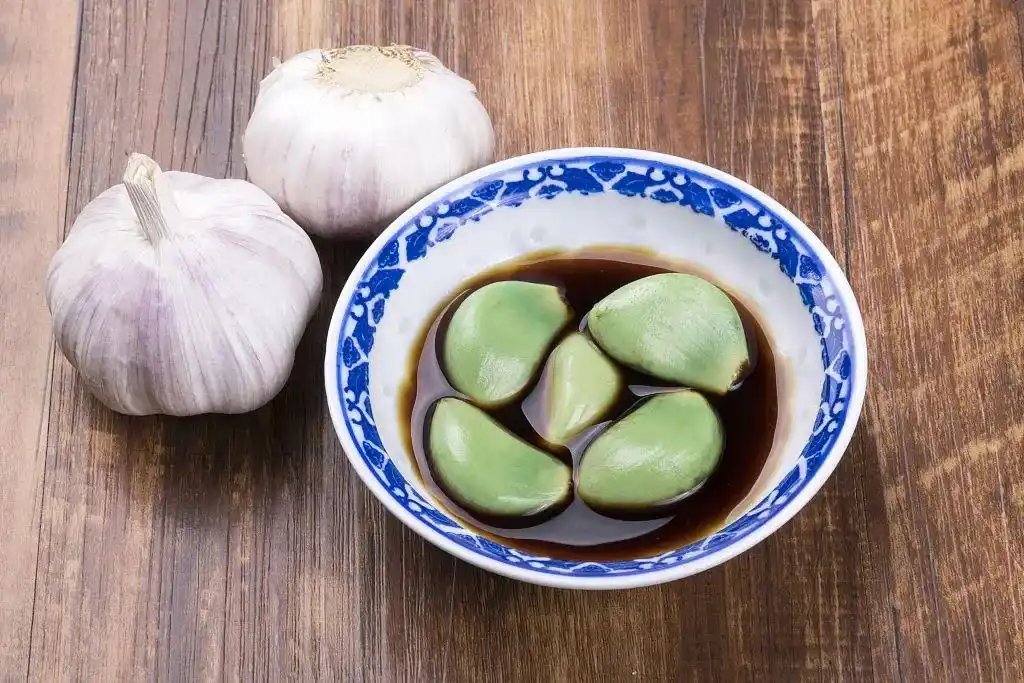 腊八蒜，怎么腌才能“绿如翡翠”？记住这三点，酸香脆爽吃不够(图2)