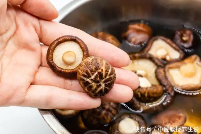 吃香菇需谨慎，这样烹调或藏剧毒