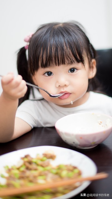 孩子聪不聪明，吃饭就看出来了，这6个细节藏着大脑发育水平