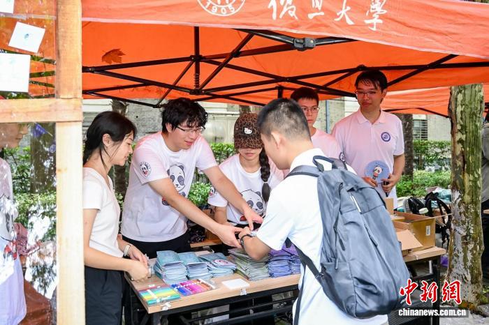 复旦大学迎来5100余名本科新生 数智化工具升级迎新服务(图2)