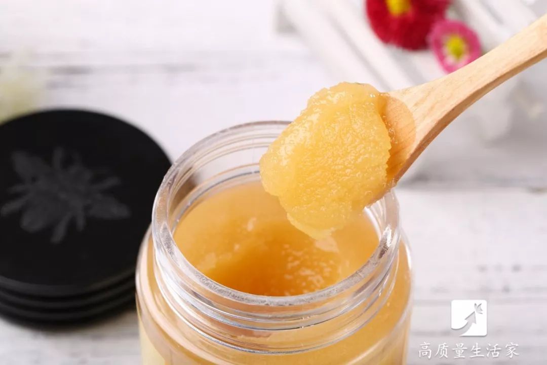把白酒倒进蜂蜜里，假蜂蜜立刻现原形，再也不怕买到假的了！