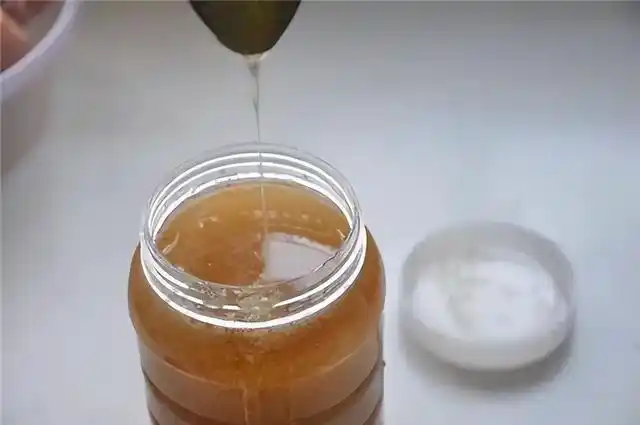 鉴别真假蜂蜜最简单的办法，只需一根筷子，蜂蜜是真是假一试便知(图3)