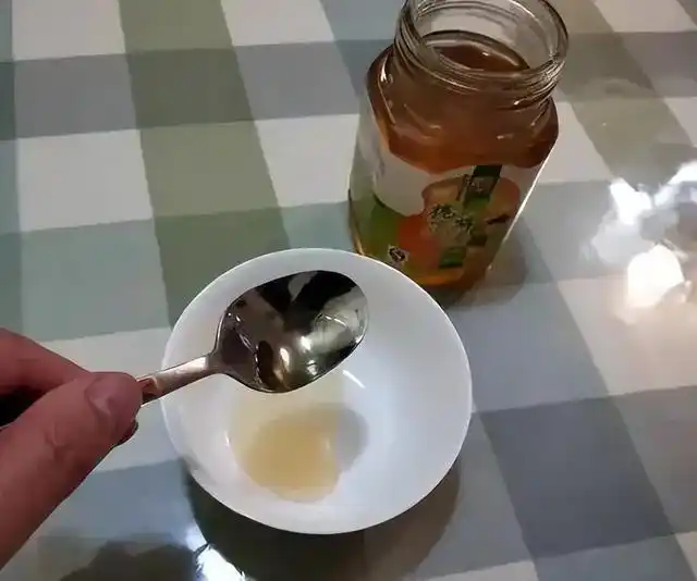 鉴别真假蜂蜜最简单的办法，只需一根筷子，蜂蜜是真是假一试便知(图5)