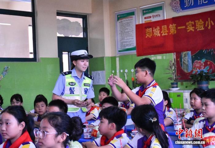 山东多地中小学开学 以多彩“第一课”点亮成长赛道(图3)