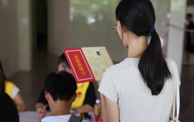 617分被985高校录取，竟然选择复读，背后原因太扎心了！(图1)