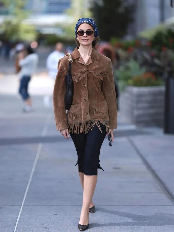 “卡普里裤”今年秋天又流行回来了，这样穿时髦又显高！(图51)