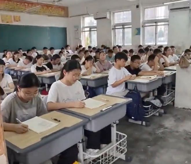 添乱！河南一中学80人大班刷屏，我忍不住了：别把复杂问题简化成骂学校(图6)