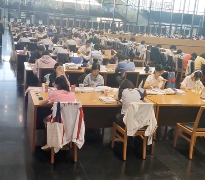 幼稚!高考全省260名瞧不上2600名室友要退学,港中深校长当场说:半年后谁厉害还不一定(图4)