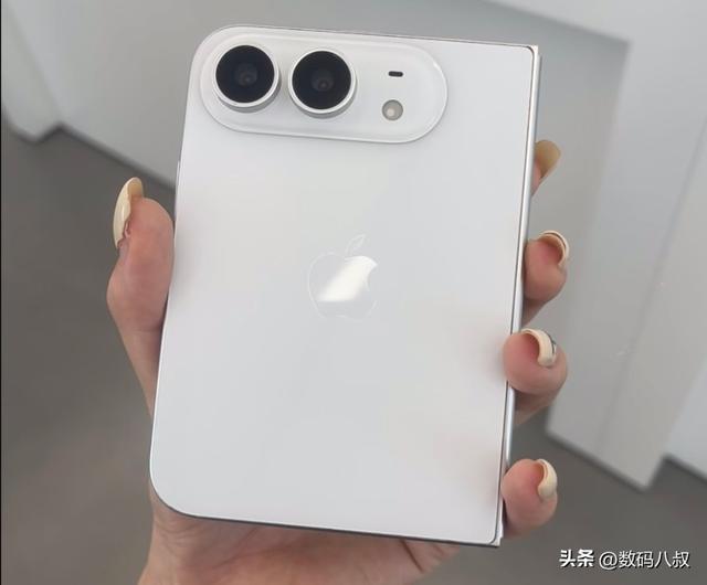向中国看齐？iPhone Ultra折叠屏正面首曝，取消灵动岛，侧边指纹(图2)