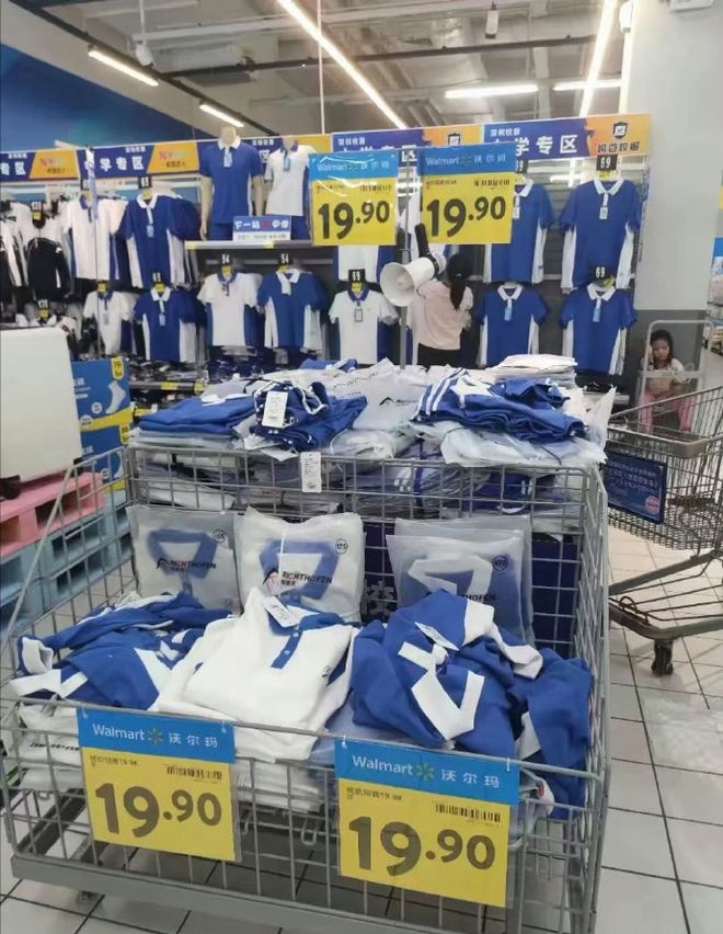 “才19.9，为何不能全国推广？”商超可买的深圳校服，再次火爆全网(图2)