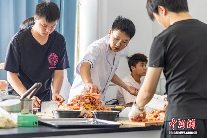 一锅鸡汤“炖”出热爱：四川这所高校的药膳入学课飘香