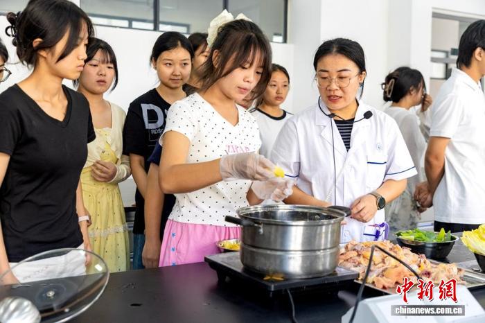 一锅鸡汤“炖”出热爱：四川这所高校的药膳入学课飘香(图2)
