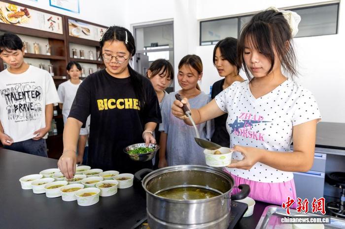 一锅鸡汤“炖”出热爱：四川这所高校的药膳入学课飘香(图3)