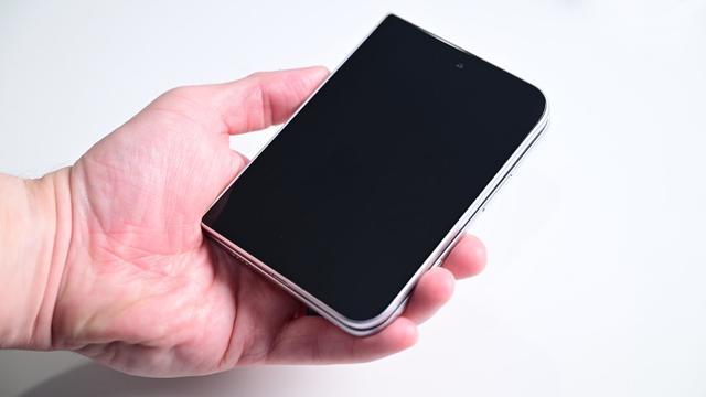 保护壳厂商提前曝光外形细节 折叠版iPhone真机或将长这样(图7)