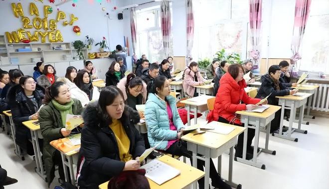 小学下发通知，家长会要求穿白上衣、黑裤或过膝长裙，不得穿吊带等随意服饰，学校回应(图3)