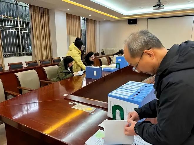 搞不懂！好好的教书不行吗？开学才三天，上级就来学校搞检查