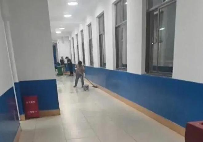 噩梦！油漆未干开学，学生出现身体不适，教体局：甲醛合格，家长不买账(图3)