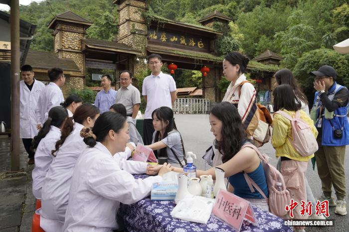 逛个古镇顺手把个脉 广西贺州把“养生局”搬进景区和商圈(图1)