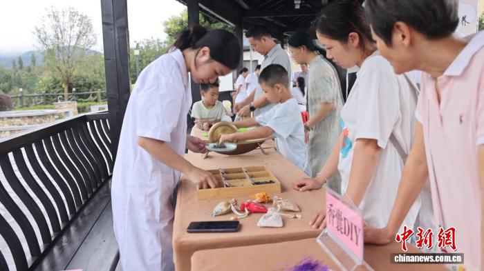 逛个古镇顺手把个脉 广西贺州把“养生局”搬进景区和商圈(图2)