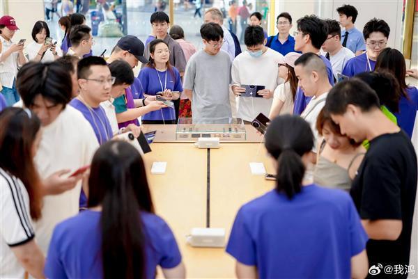 华为麒麟9050 Pro门店首秀：史上最强麒麟芯片引发众人围