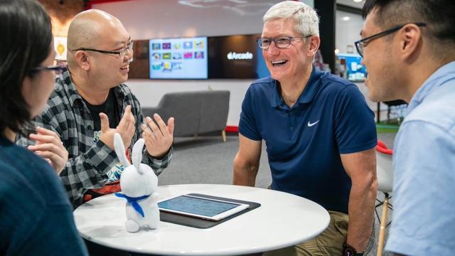 Tim Cook亲自推动十年 苹果折叠版iPhone或成其任