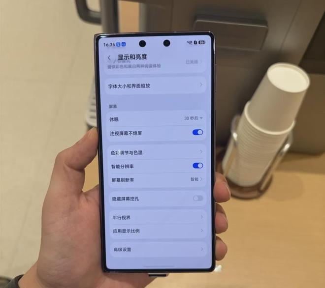 华为Mate XT 2线下体验：折叠屏天花板，但离完美还差口气(图2)