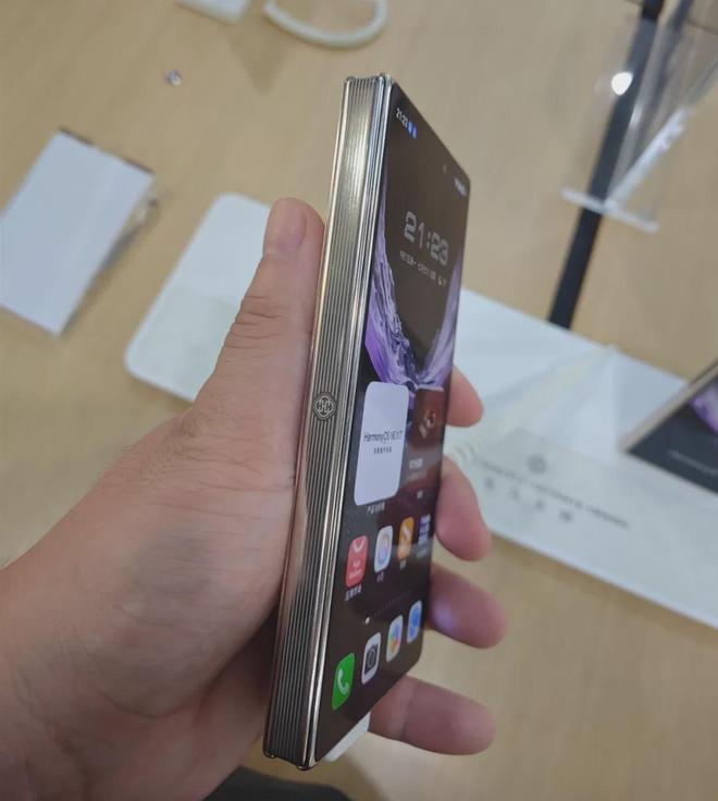 华为Mate XT 2线下体验：折叠屏天花板，但离完美还差口气(图3)