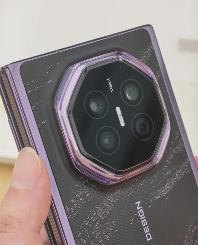 华为Mate XT 2线下体验：折叠屏天花板，但离完美还差口气(图6)