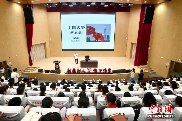 航天专家进校园四川行启动 专家勉励学子勇攀科学高峰(图1)