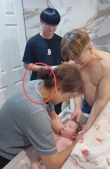 “他能上小学都算祖坟冒青烟！”一家五口颠覆认知：黄毛的爷爷，满背的奶奶(图3)