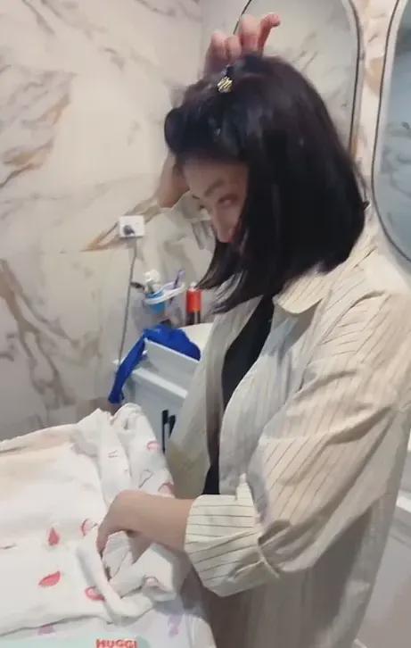 “他能上小学都算祖坟冒青烟！”一家五口颠覆认知：黄毛的爷爷，满背的奶奶(图6)