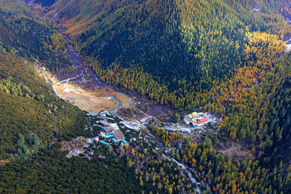 美丽中国丨穿越冰峰 遇见稻城亚丁