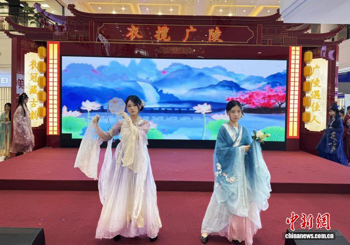 江苏扬州百名学子着汉服巡游古城：在青砖黛瓦间对话历史(图2)