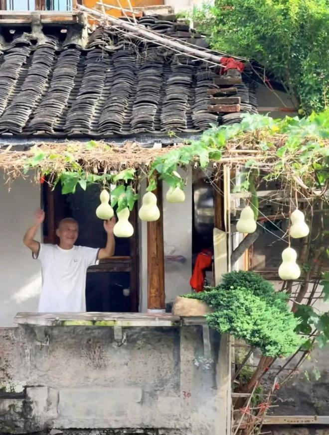 “蛇精”围攻，葫芦爷爷求饶(图4)