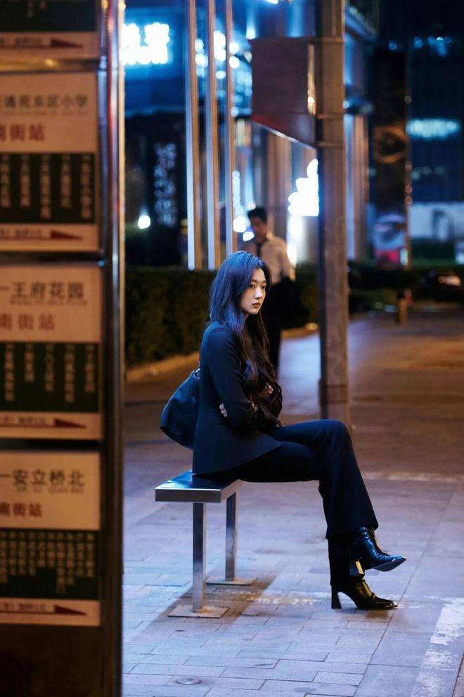 最近爆火的时装剧里，最会穿的人原来是TA？(图2)