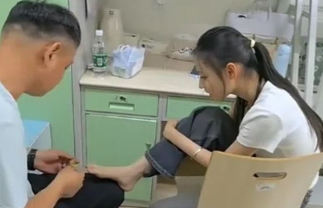 “这颜值，放艺术生里也是顶级了！”家长晒素颜大一女儿哭鼻子，院校揭晓网友都慕了(图5)