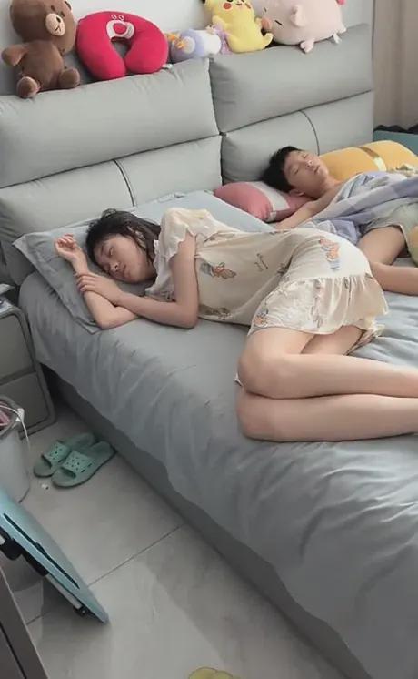“还不分床，等着看德国骨科？”家长晒姐弟俩午睡一幕，让过来人
